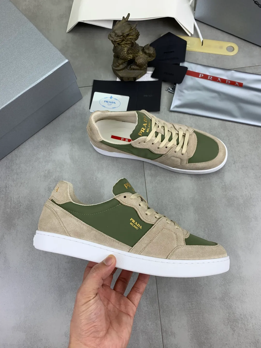Men's shoes 💰P560💰[New model] The top version is available on the official website, 🆘 The trendy brand (Prada) mainly promotes the popular model, avant-garde and versatile fashionable men's shoes, private version mold opening, cowhide surface splicing 1:1.. Stylish and simple, original imported cowhide lining cowhide feet; the atmosphere and personality are more fashionable, eye-catching and pursuing class. It will subvert the old idea and be a must-have for fashionistas with you! Must keep it for yourself! Tall and comfortable, large and low, high-end quality workmanship. Official website’s new high-end outsole. Size: 38-45. Multiple colors available.
